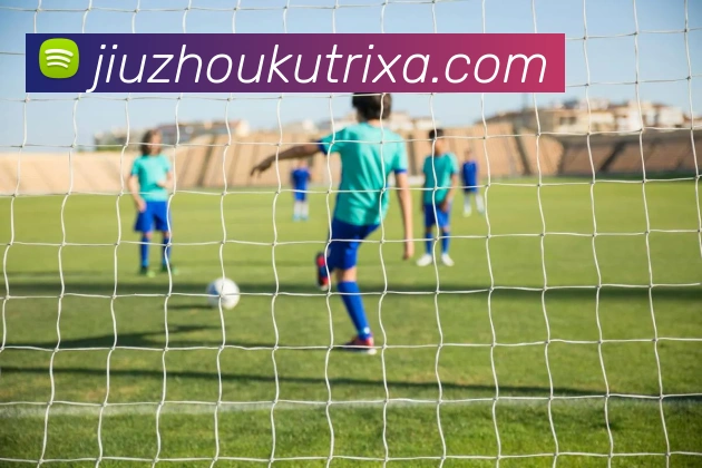 詹姆斯采访时仅用毛巾遮身引发热议网友呼吁他穿内裤以免尴尬